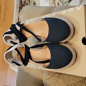 Cute comfy shoes that tie.